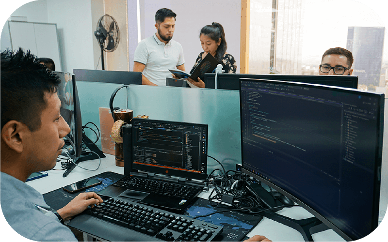 Imagen persona programando